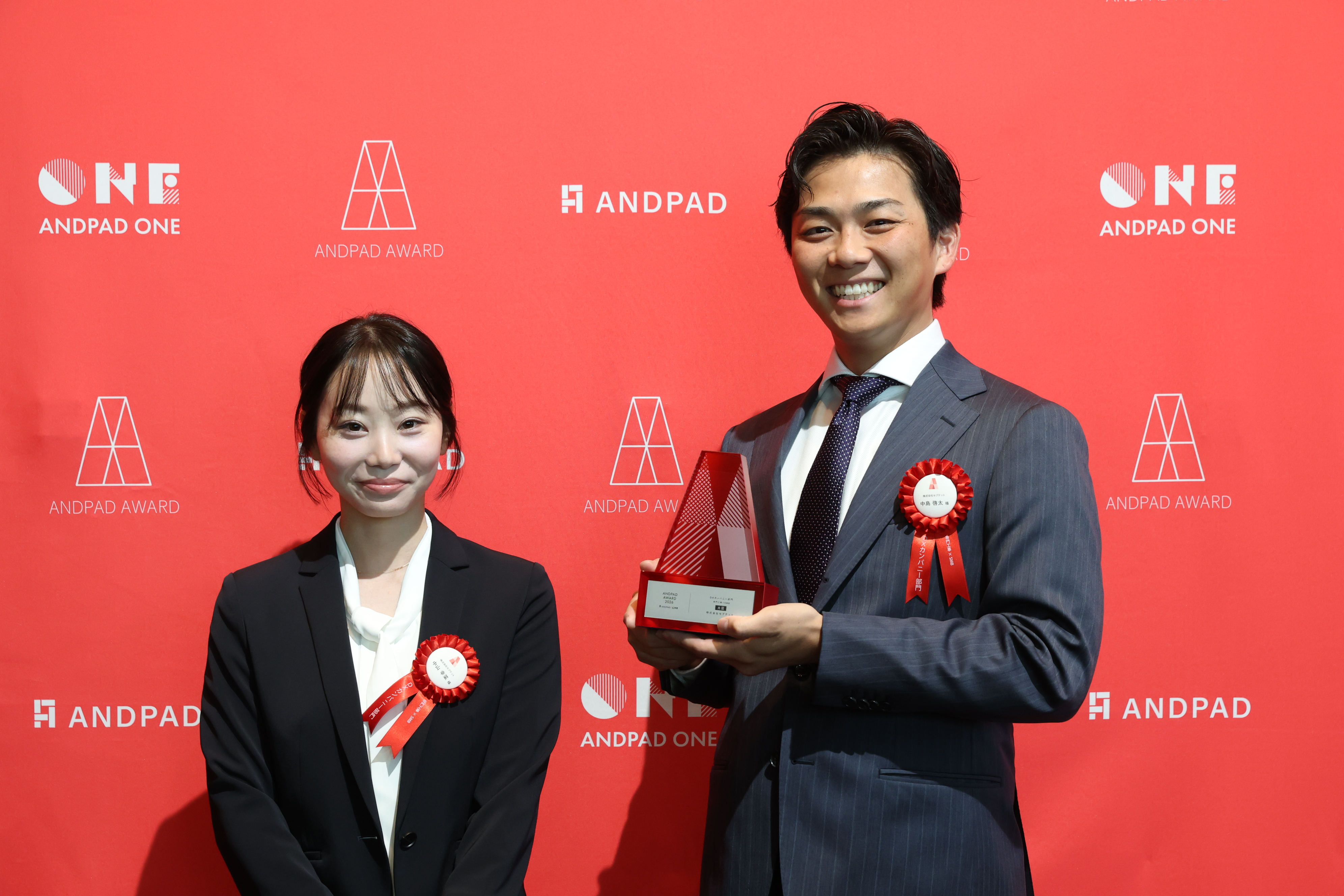 ANDPAD AWARD 2026のトロフィーを手にした授賞式での記念写真