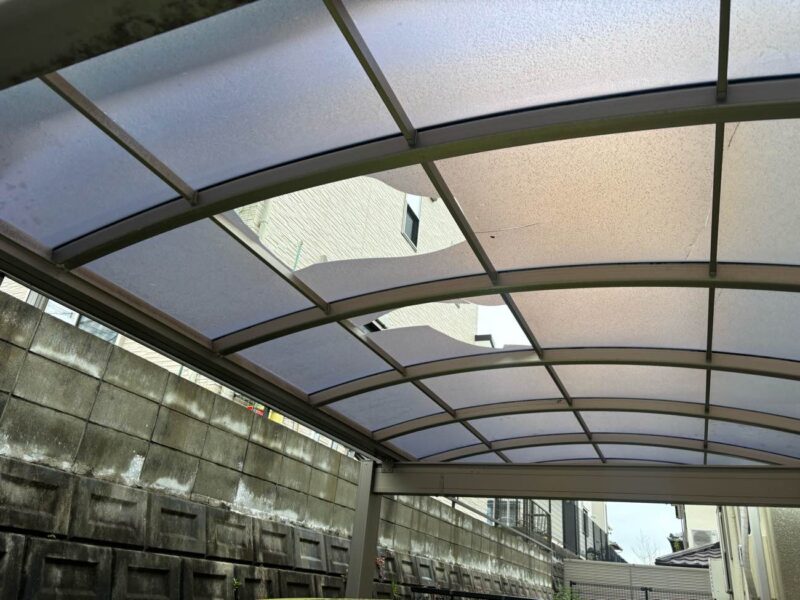 施工前。強風で大きな穴が空いた粕屋町のカーポート屋根